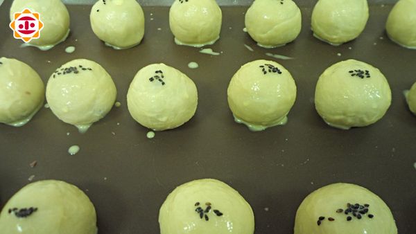 烤箱溫度改上火210/200℃，刷蛋液，再灑上少許黑芝麻粒。