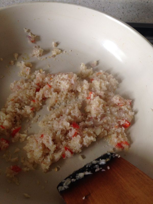 一湯匙油加熱後放入已攪成末的紅蔥頭大蒜和辣椒，中小火將末炒至為焦黃