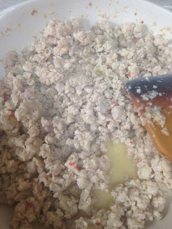 將雞絞肉炒至完全變白後加入糖醬油膏和魚露，繼續翻炒至湯汁變少後續加入檸檬汁，繼續翻炒收汁