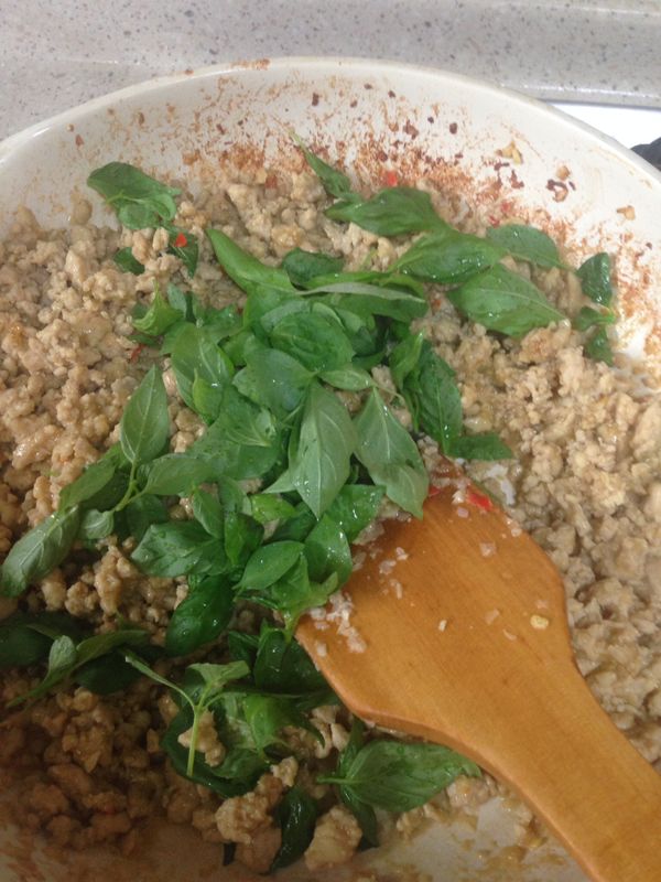 湯汁快乾時加入九層塔，關火攪拌均勻即可