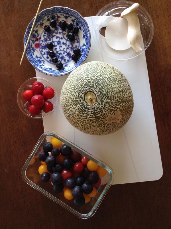 準備好材料。喜歡的圓型類小水果，例如蕃茄、草莓、各式莓類等等都可以。