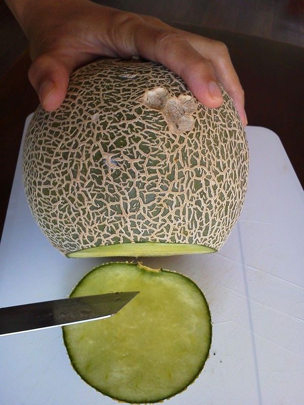 蒂頭朝上，在接近底部的斜面切下一片薄薄的圓片。
當作青蛙王子的底座。