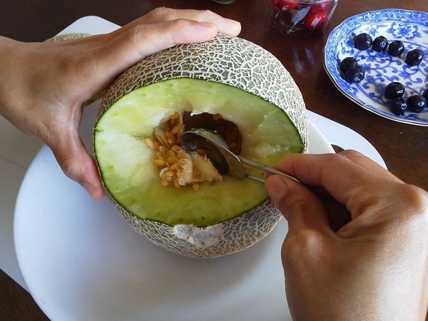 中心的果肉挖出來。