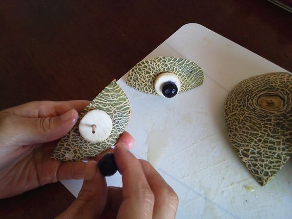 製作眼部和手腳。
A:把步驟1的圓型片切成一半，當眼部的底座。
B:杏鮑菇切成2片薄圓片（眼部白色部分）。
C:藍莓。
用牙籤插入ABC。