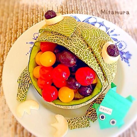 把步驟3切下來的皮，做成手臂（長一點，具有一點彎彎的長條型）和手（短一點長方型）。
杏鮑菇切成2個薄片，再整成手掌。
組成起來，就完成青娃王子水果盤了。