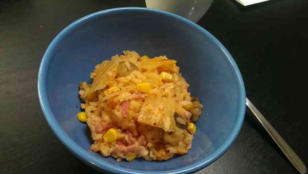 等煮好飯指示燈跳起後 再悶個幾分鐘後攪拌一下就可以上桌了噢！