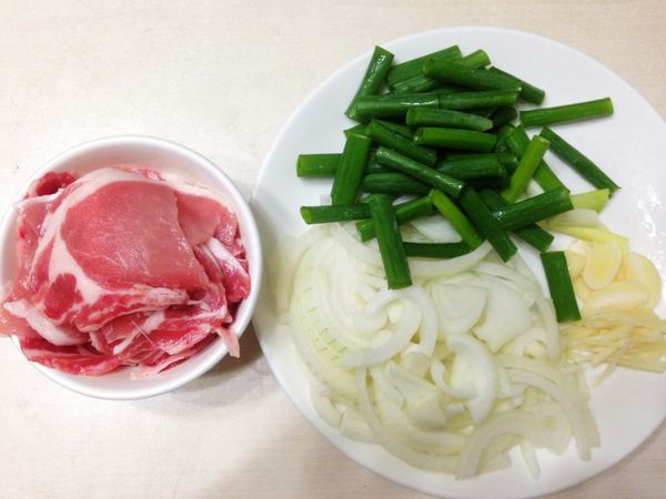 豬肉片切半，蒜頭切片、薑切絲，洋蔥切絲，青蔥切小段(分成蔥白及蔥綠2部份)。