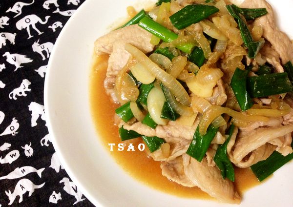 洋蔥變微軟時加入肉片中火翻炒。依順序加入調味料：米酒→糖→醬油→醬油膏→水，炒到肉片變熟後開大火加蔥綠拌炒30秒起鍋。