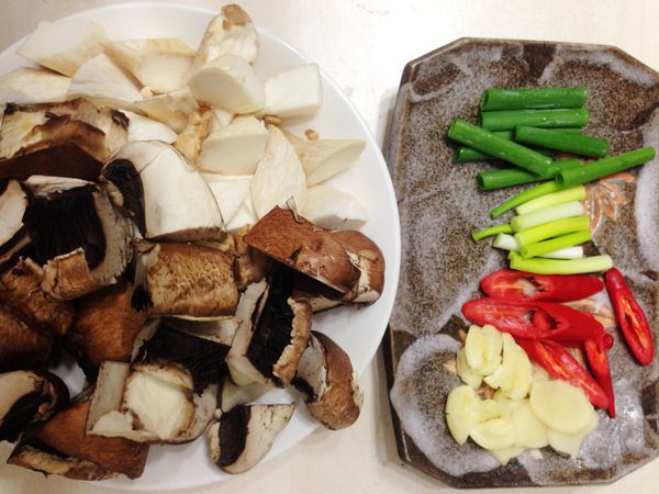 薑切薄片，蒜拍碎，辣椒斜切片去籽，蔥切段，杏鮑菇切滾刀塊，波特菇去菌柄切大塊，九層塔去老葉硬梗洗乾淨瀝水。