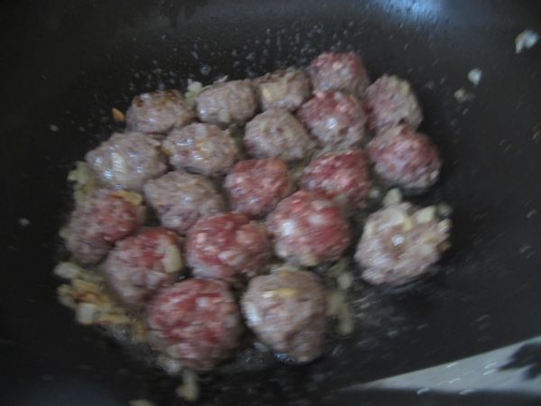 鍋子裡放入1T奶油，奶油溶化以後，放入適量的洋蔥末和大蒜末爆香1，2分鐘，然後倒入肉丸子小火香煎。搖晃鍋子讓肉丸子每面受熱均勻，直到變色。