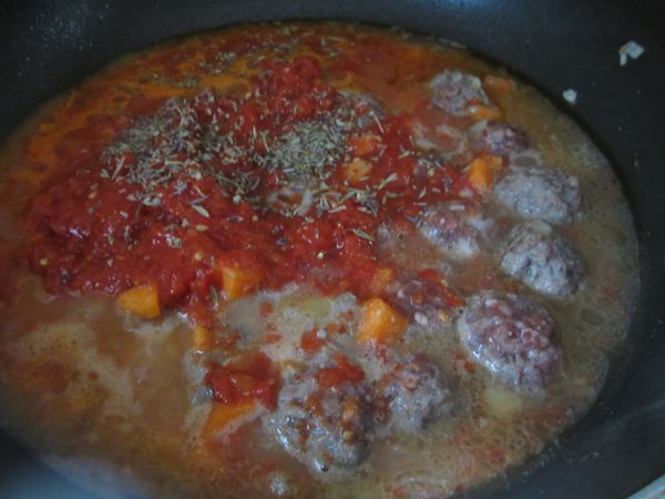 最後加入熱開水，水淹過肉丸子，加入調味料鹽，胡椒粉，百里香，還有胡蘿蔔丁，小火慢煮2，30分鐘，直到湯汁濃稠，嚐嚐鹹淡即可！