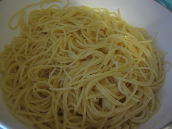 意大利面按照包裝上的指示煮好瀝乾，並用奶油稍稍拌炒一下即可。
