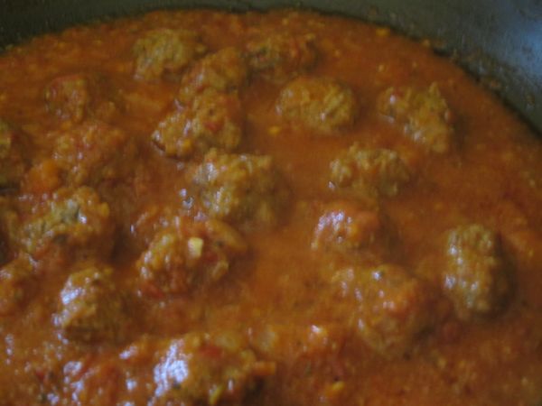 煮好的肉丸醬汁如圖。記得不要煮得太乾，要有湯汁才好拌麵。