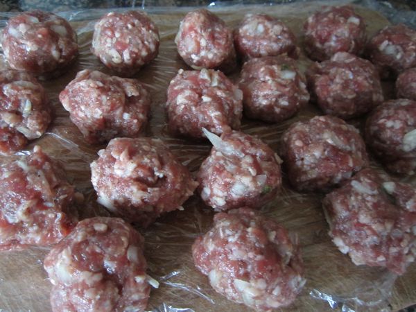 將肉丸的材料，全部倒入一個大碗中，用手用力捏拌均勻，然後做出20個小肉丸如圖。