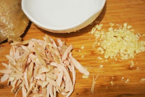 雞胸肉撥成絲狀，蒜頭切碎，辣椒切小片
