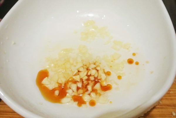 調味料先放入碗中