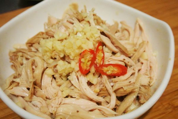 雞絲與醬料拌勻，表面再撒上蒜碎跟辣椒就完成囉！