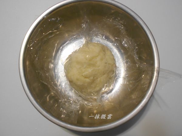 將所有材料混和揉成麵糰，蓋上保鮮膜讓麵糰鬆弛半小時