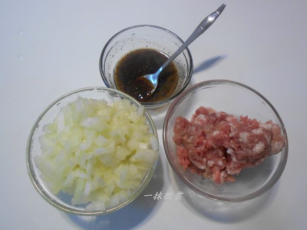 [餅餡]：準備材料，洋蔥切碎，調味料攪拌混合