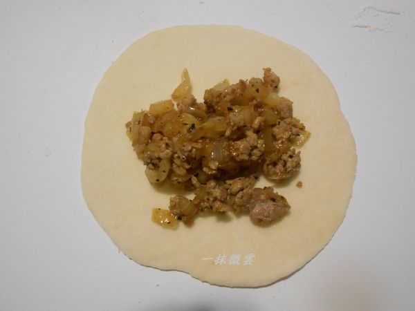 搓圓擀平放餡料