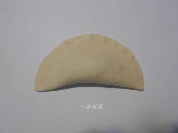 對摺成半圓，將邊緣按壓黏合(要按緊，不然遇熱會撐開)