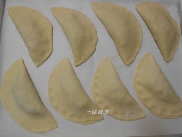 放入預熱180℃的烤箱烤30~35分鐘，中途烤盤轉個方向讓受熱均勻