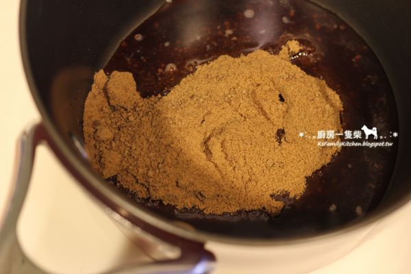 [焦糖凍]黑糖+冷開水放入小鍋中輕輕搖晃混合。