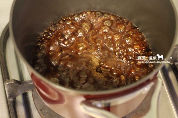 小火煮糖液，一開始先別攪拌，煮至冒泡變成咖啡色，再用木匙輕拌。