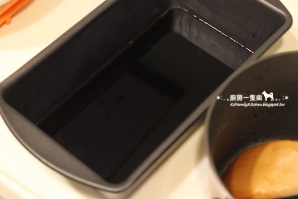 倒入烤盤中待涼、凝固定型(可放冰箱冷藏，加速凝固)。