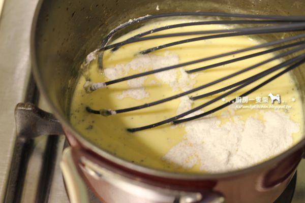 再加入即溶吉利丁粉拌至溶化，離火。