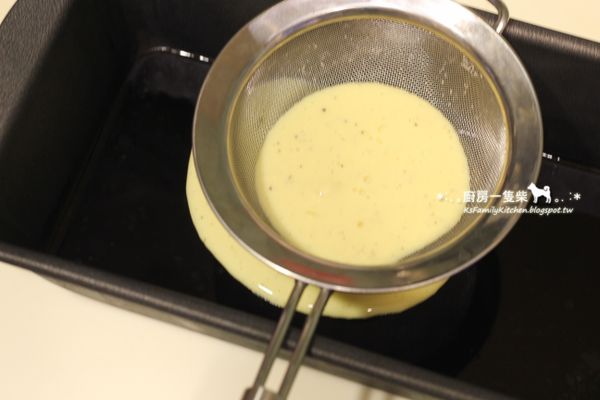 煮好的布丁液，過篩倒在已經凝固的焦糖凍上，入冰箱冷藏2~3小時定型。