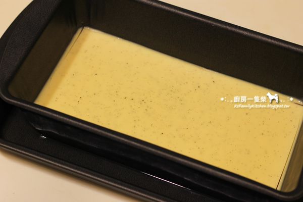 脫模：冷藏好的焦糖布丁取出，以小刀貼緊烤模邊緣劃過一圈，烤模底部浸熱水約5~10秒鐘，讓底部焦糖果凍稍微融化，即可倒扣取出囉!