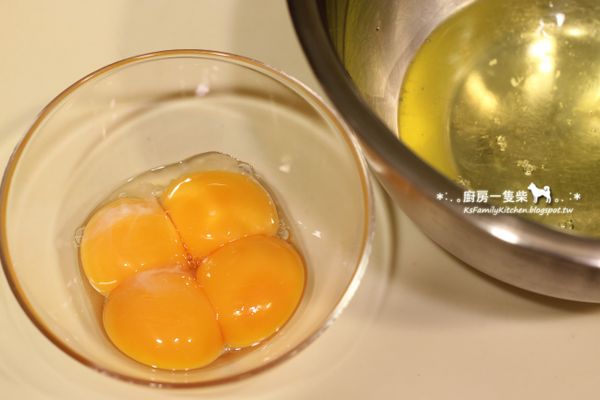 冰雞蛋分成蛋黃與蛋白，蛋白放入攪拌盆。