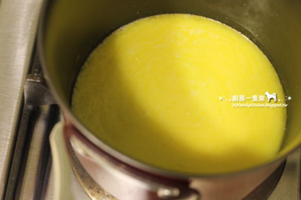 鮮奶＋無鹽奶油以小火煮至邊緣冒小泡泡，離火。
