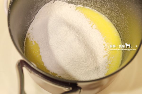 篩入低筋麵粉拌勻