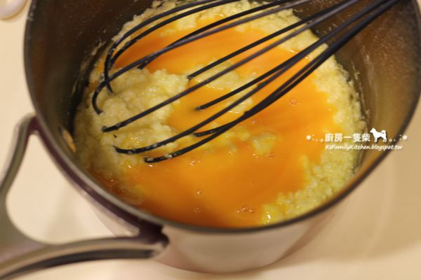 加入打散的蛋黃、香草精少許拌勻。→此為蛋黃糊。