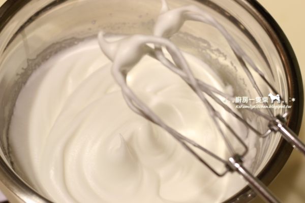 蛋白打至起泡，分兩次加入細砂糖，打至硬性發泡。→此為蛋白糊。