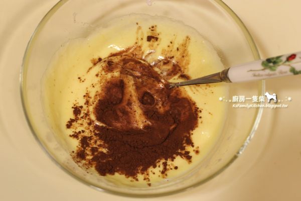 取一個小碗，舀2大匙蛋黃糊+2大匙蛋白糊，再加入適量可可粉，調成咖啡色麵糊，裝入塑膠袋中綁緊。