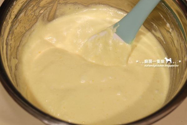 剩下的蛋黃糊分兩次拌入蛋白糊中， 輕輕混合拌勻。