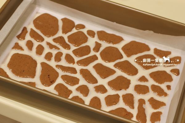 將裝有咖啡色麵糊的塑膠袋一角剪開一小孔，在烘焙紙上畫出長頸鹿圖案，送入預熱好的烤箱中烘烤約1分鐘取出。