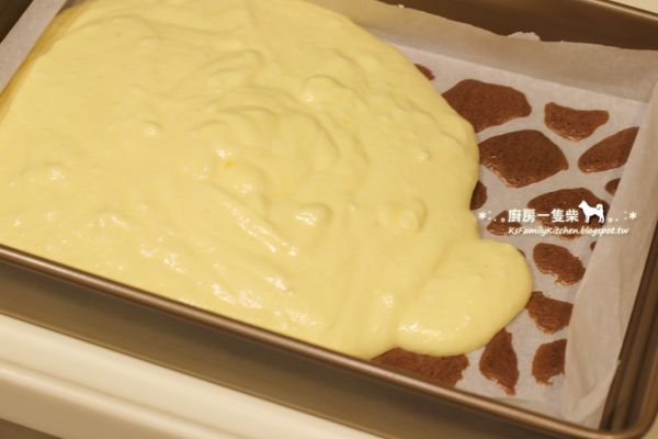 將拌好的麵糊倒入烤盤、抹平，拿起烤盤輕敲一下使較大的氣泡排出。