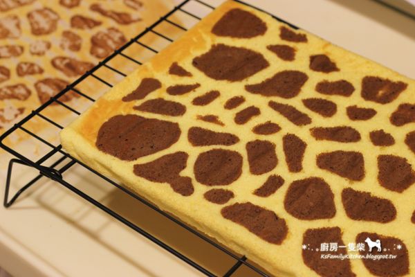 送入烤箱中烤約15分鐘，出爐後倒扣在鐵網上放涼，撕去表面烘焙紙。