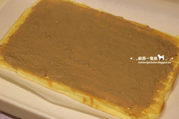 鋪上一層新的烘焙紙，將蛋糕有圖案那面朝下，表面抹上薄薄一層黑糖卡士達醬。

**【黑糖卡士達醬】食譜請參考:http://icook.tw/recipes/85601
