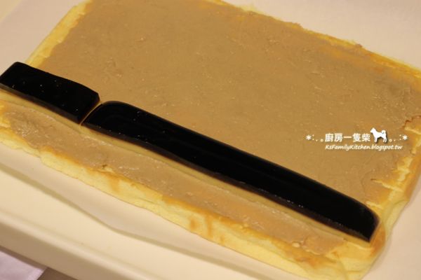 再放上長條狀的焦糖布丁凍，藉著底部的烘焙紙將蛋糕小心包捲起，兩端封好，入冰箱冷藏至少三小時定型。

**【焦糖布丁凍】食譜請參考:http://icook.tw/recipes/86515