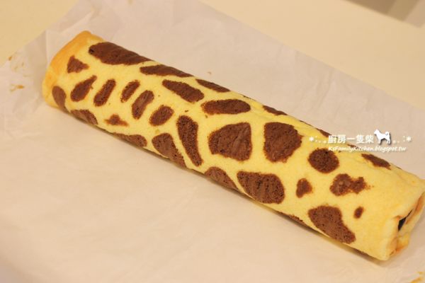 冰好後取出，切成合適大小享用! 黑糖卡士達醬跟焦糖布丁凍本身都有一定甜度，所以卡士達醬建議別抹太厚，以免過甜。