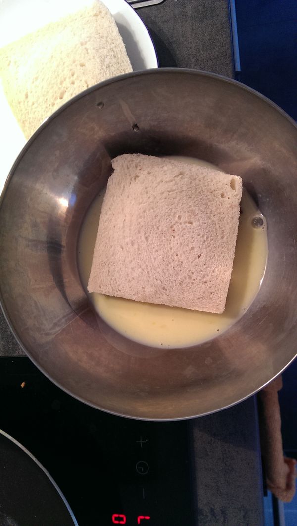 把塗上花生醬的吐司放入蛋汁中 均勻抹上 四邊都要沾到