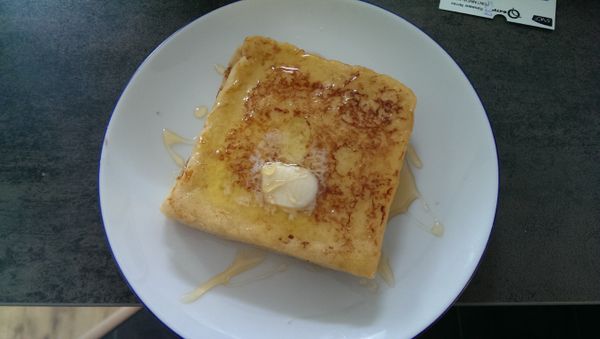 起鍋後趁熱在土司上面放上一塊奶油 並淋上蜂蜜 就可以享受囉！