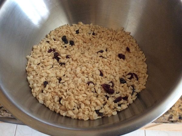 黑芝麻在乾鍋中炒香，放入大盆中與蔓越梅乾及Rice Krispies混合均勻。