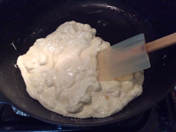 不沾鍋中放入奶油，至奶油快溶化時放入棉花糖，轉小火，用耐熱括刀翻炒，使棉花糖均勻的軟化。