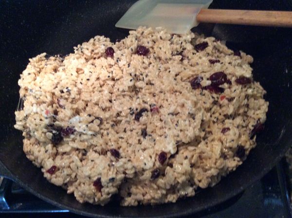 然後加入作法（1）不停的翻拌，使乾料都均勻的裹上棉花糖。